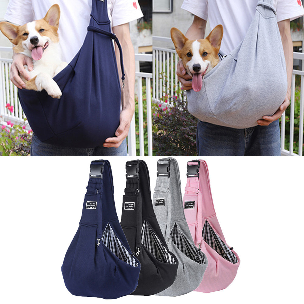 Diferentes colores del bolso transportín para perros y gatos colgados en un perchero